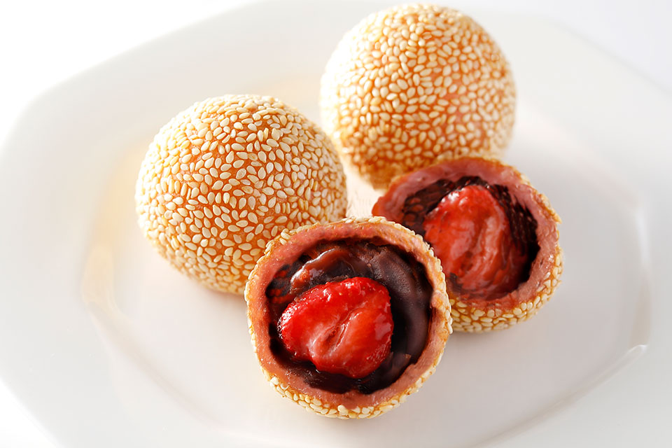 Sesame Balls with Amaou Strawberry (3 pcs)
